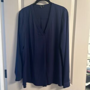 Theory dark navy silk blouse with a pretty pleat front and back Large EUC